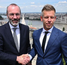 Magyar Péter varázstalanítja magát