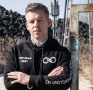 Az ember, aki folyton hirdeti a nevét