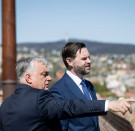 J. D. Vance: Arctalan brüsszeli bürokraták és idegen országok akarják meghatározni, hogyan éljenek a magyarok. Ne engedjék!