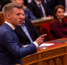 Egy ember állíthatta volna le Magyar Péter parlamenti produkcióját, de ő mással volt elfoglalva