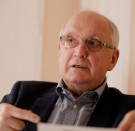 Sortűz után össztűz: így csinált viccet a jogállamból a Tisza Párt Baka Andrással