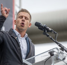 Facebook-hiszti negyven felett: Magyar Pétert utolérte a késői kamaszkor Facebook-hiszti negyven felett: Magyar Pétert utolérte a késői kamaszkor