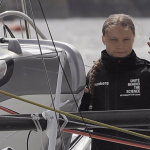 Greta Thunberg fejét nézegetve