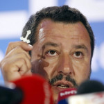 A Vatikán tiltaná a rózsafüzér használatát Salvininek
