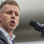 Fénnyel eteti a szektát