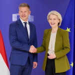 Tisztelgő póz és gazsulálás: Magyar Péter „nulladik” látogatása Brüsszelben  