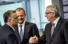 Orbán határt véd, Juncker nyalókát osztogat