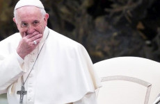 Ferenc pápa menekült gyerekeket utaztatott a pápamobillal