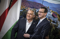 Miniszterelnökök sora áll ki a magyar kormány mellett
