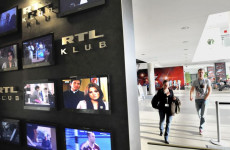 Álnéven írt cikkben támadja a kormányt az RTL 