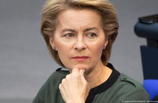 Ursula von der Leyen naponta 450.000 forintnyi eurót keres