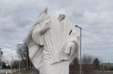        Ismét lefejezték Szűz Mária szobrát Dunavecsén – avagy új-európai "értékek" Magyarországon?