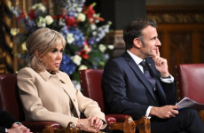 Macron a pofon után most egy újabb kínos szituációban az asszony miatt
