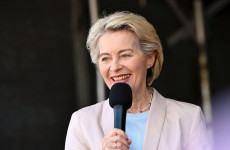 Ursula von der Leyent kifütyülték + videó