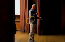 Fegyvernek látszó tárggyal az oldalán jelent meg egy tiszás fórumon Ruszin-Szendi Romulusz