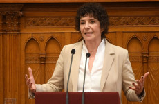 Vaj a maguk füle mögött van, Klára!