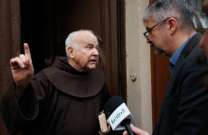 Ne bántsátok a papjainkat!