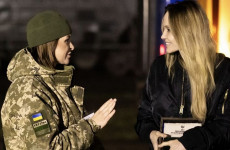 Angelina Jolie Ukrajnában jóemberkedik