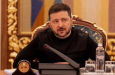 Bayer Zsolt: Tűpontos, hibátlan, kötelező!