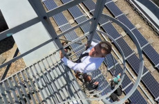 Magyar Péter felmászott a tetőre, hogy megdicsérje Orbán Viktort