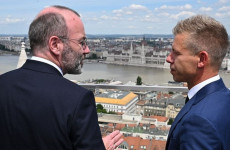 Az új magyar miniszterelnök beadta a derekát Az új magyar miniszterelnök beadta a derekát