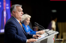Politico: eddig Orbán Viktor háta mögé bújhattak az uniós államok, most szétesőben az egység