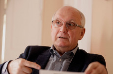 Sortűz után össztűz: így csinált viccet a jogállamból a Tisza Párt Baka Andrással