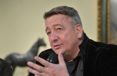 Bayer Zsolt: Ezen ordítva röhögök