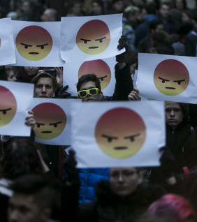 Gyerekeket a tűzvonalba!