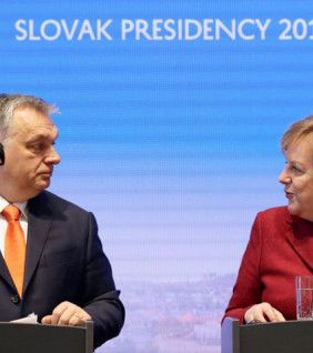 Angela Merkel Orbán mellé állt!