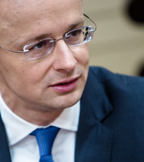 Szijjártó most a svéd tévében oktatott
