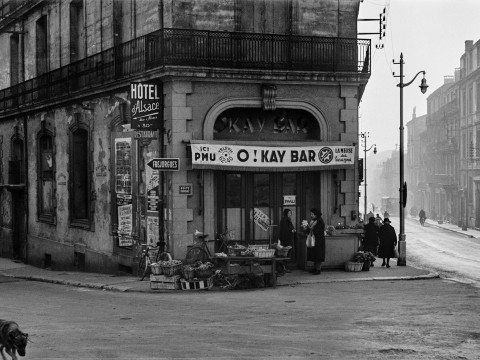 Fotó: John Baer: O!Kay Bar, Montpellier, 1951, from JOHN BAER The Extraordinary Ordinary: A Memoir in Photographs 1945- 1954 Courtesy John Baer Archive