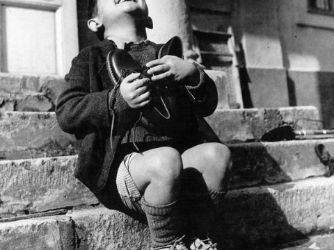 Fotó: Gerald Waller: Hatéves árva kisfiú örül az amerikai Vöröskereszttől kapott új cipőjének, Ausztria, 1946, LIFE magazin 
