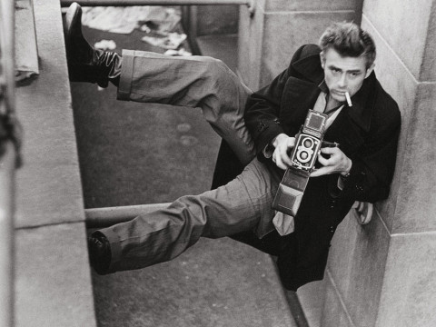 Fotó: Roy Schatt: James Dean Rolleiflexével fényképez, New York, 1954 