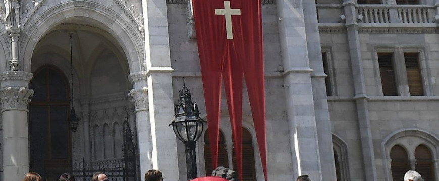 Kereszt a Parlamenten, pelenka az út szélén… szenny a médiában