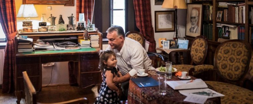 Orbán Viktor az unokájával Kötcsén – fotó