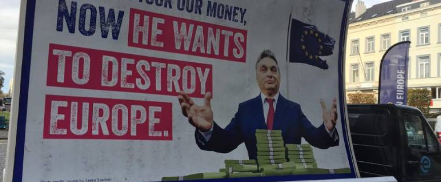 A brüsszeli liberálisok Orbán Viktorral plakátolták ki a várost