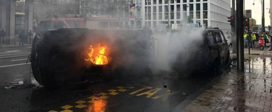 Langoló rendőrautók és könnygáz Brüsszel utcáin - Videó