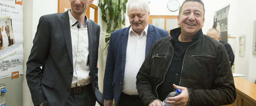 Már mocskolják a Bayer-Szakács könyvet