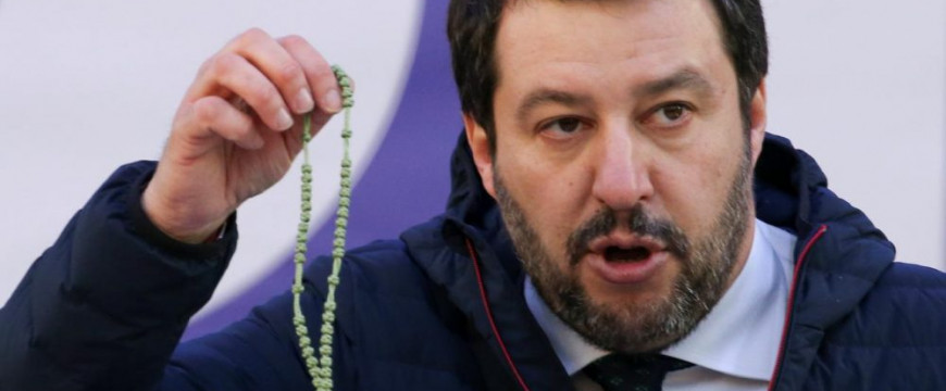 Salvini a haditengerészettel törölné le a migránsok mosolyát