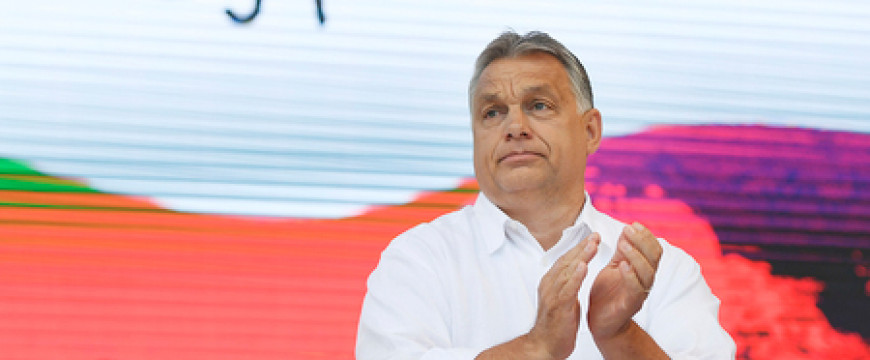 Orbán nyerésben van és élvezi