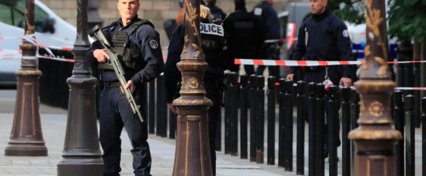 Százezer rendőrt küld Párizs az utcákra