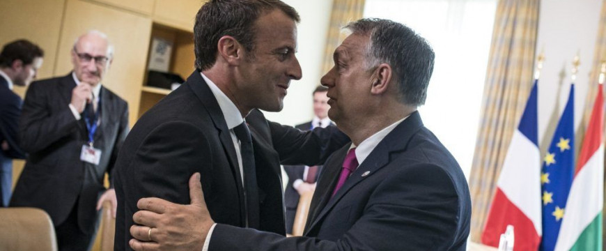 Macron bókolt Orbánnak