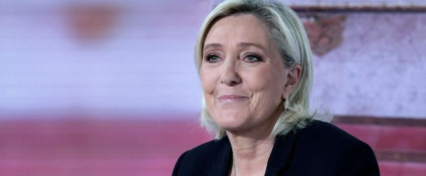 Marine Le Pen kiosztotta Ursula von der Leyent