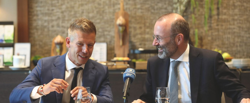 Az Európai Néppárt buktatja le a Tiszát