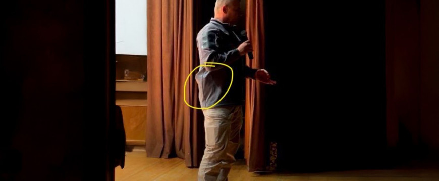 Fegyvernek látszó tárggyal az oldalán jelent meg egy tiszás fórumon Ruszin-Szendi Romulusz