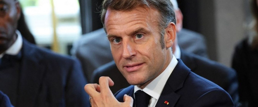 Macron ismét bohócot csinált magából