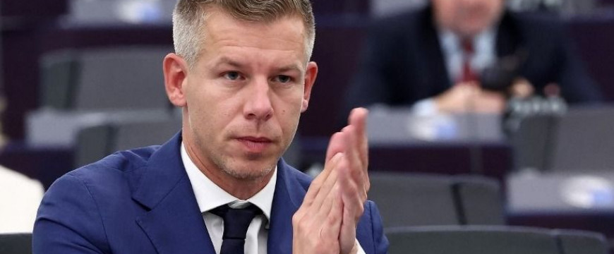 Állva tapsolta meg Orbán Viktort Magyar Péter