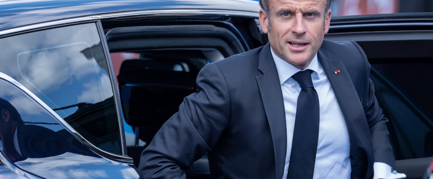 Macron kutyaszorítóban