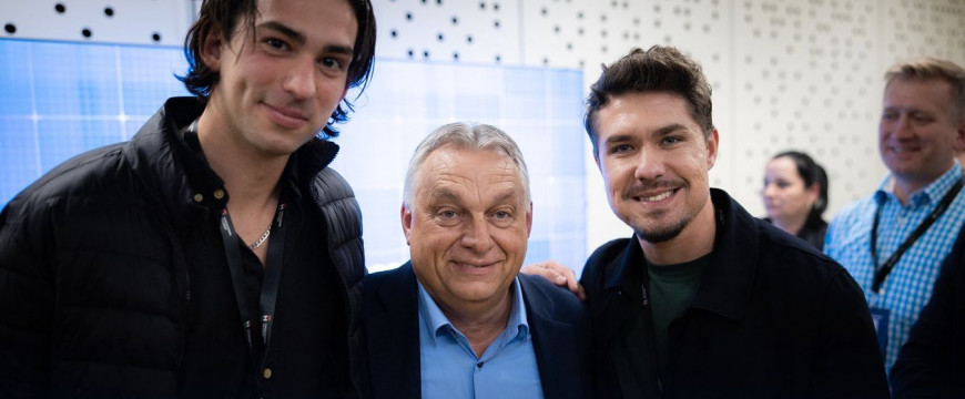 Üdvrivalgással fogadták Orbán Viktort a Harcosok Klubja edzőtáborában